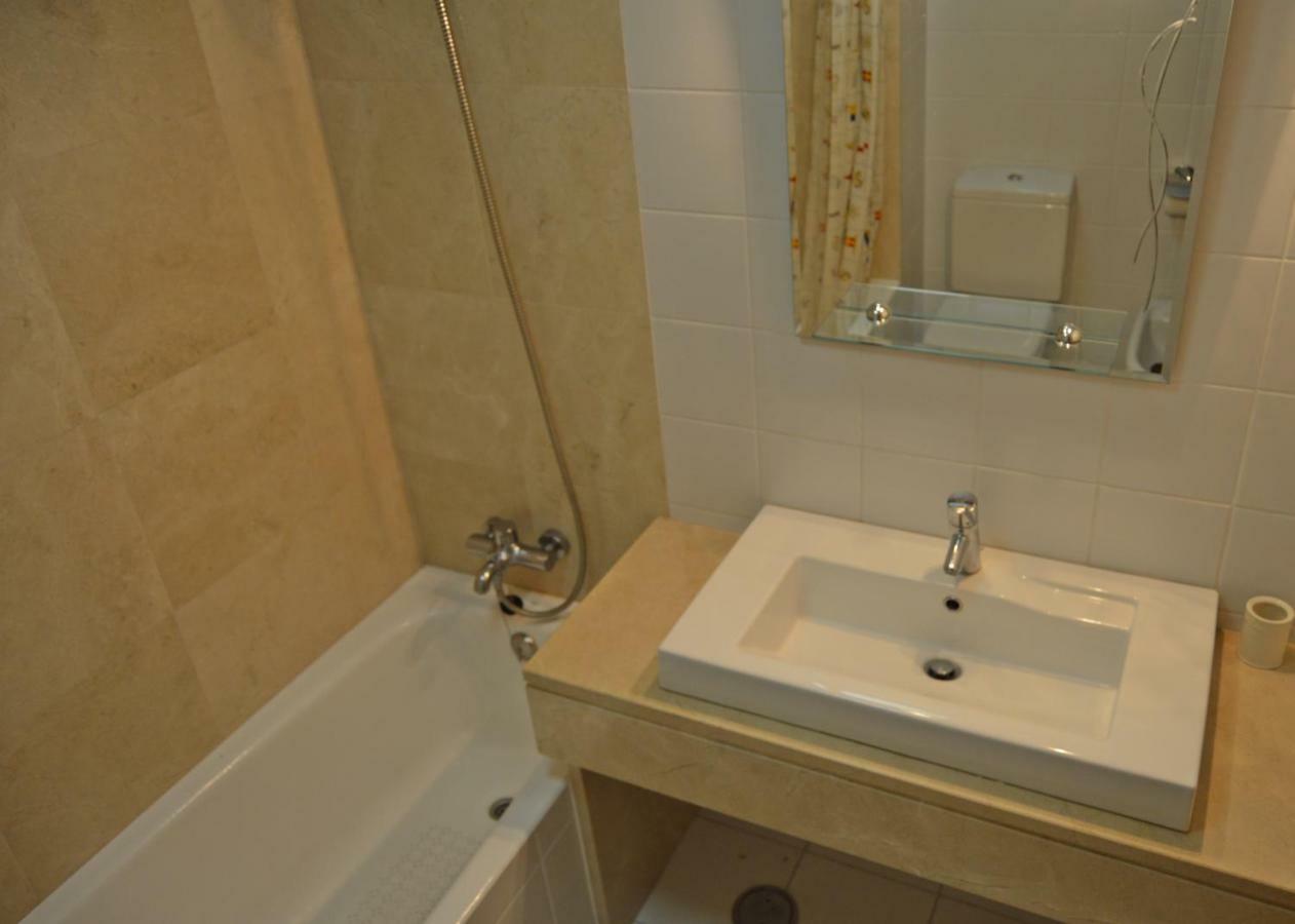 Floor In Center Apartment *